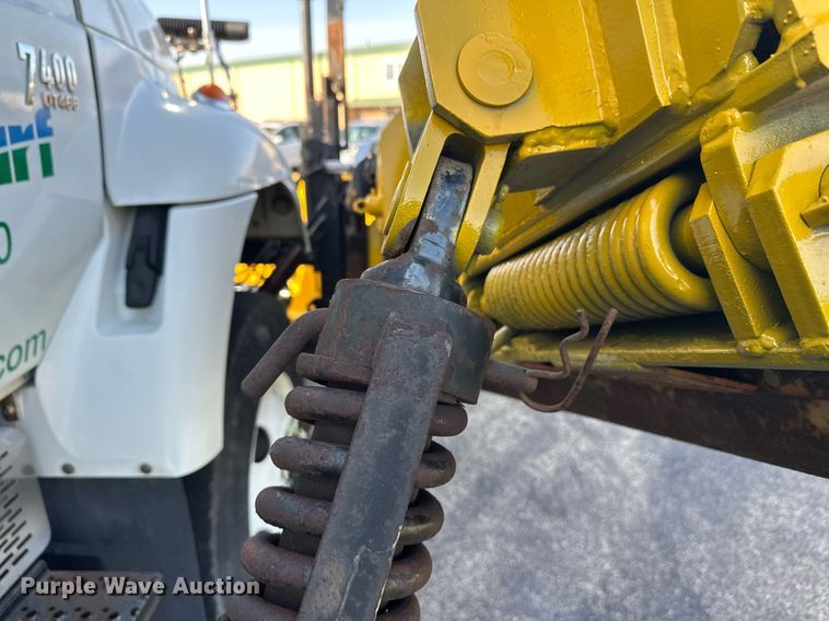 image for item DT6381 2003 International 7400 dump truck