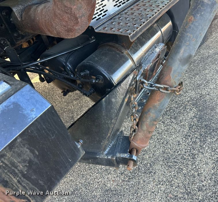 image for item DT6381 2003 International 7400 dump truck