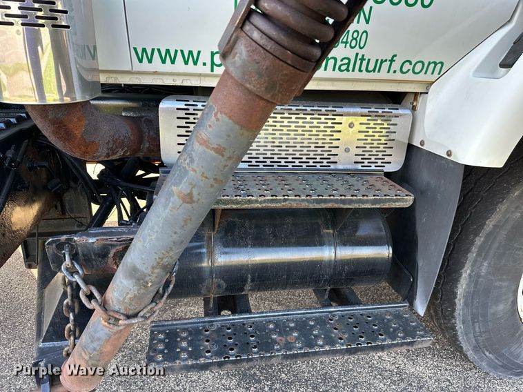 image for item DT6381 2003 International 7400 dump truck