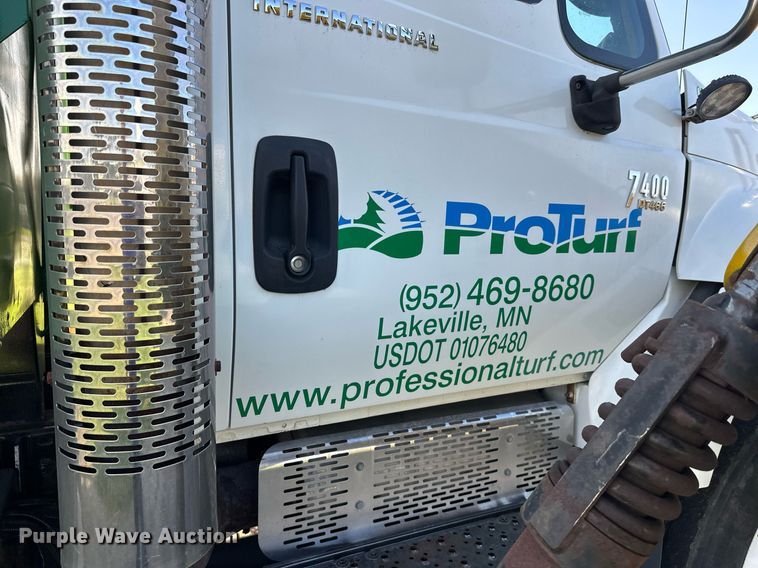 image for item DT6381 2003 International 7400 dump truck