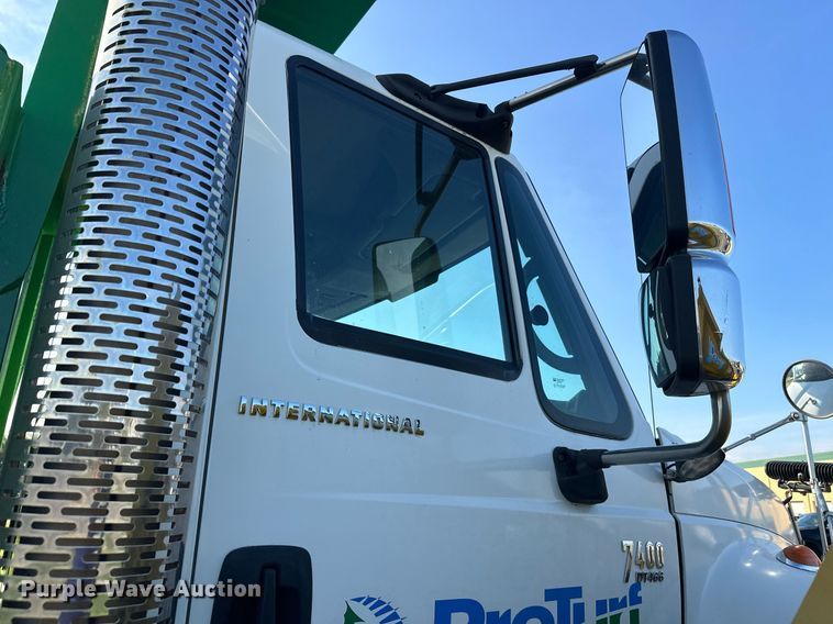 image for item DT6381 2003 International 7400 dump truck