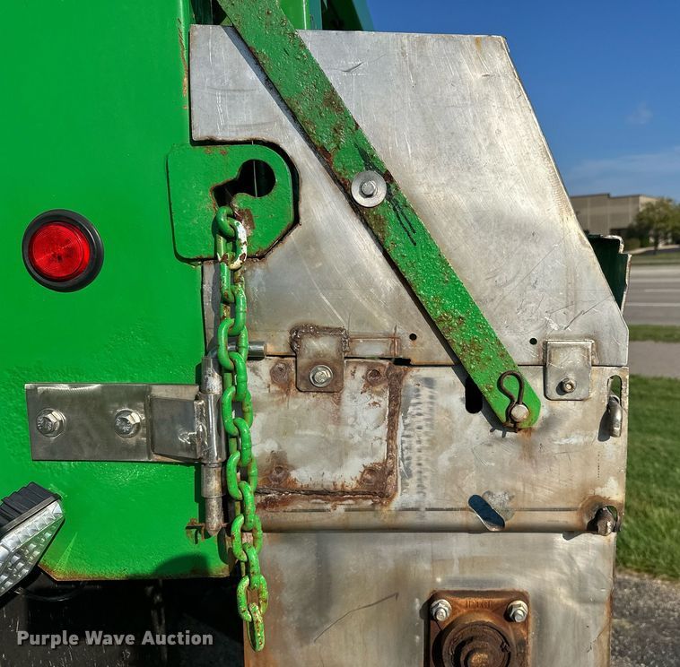 image for item DT6381 2003 International 7400 dump truck