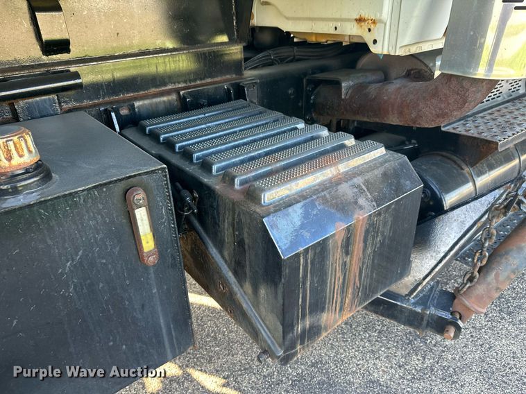 image for item DT6381 2003 International 7400 dump truck