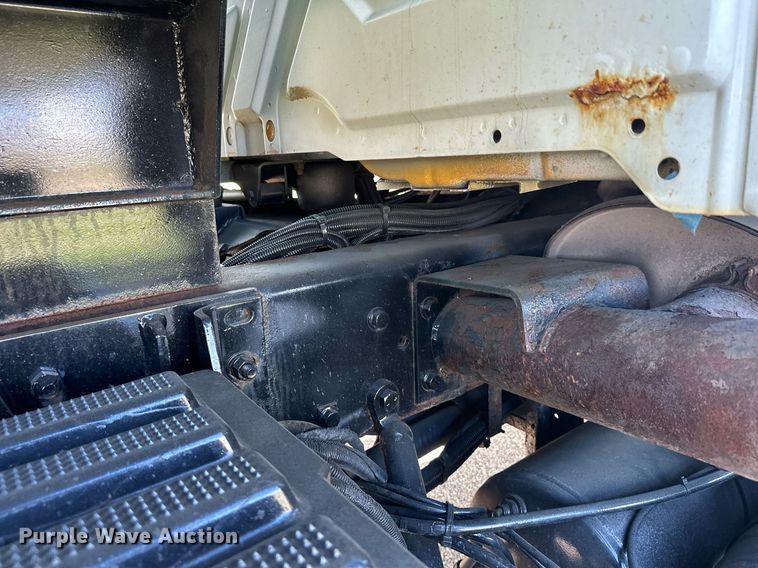 image for item DT6381 2003 International 7400 dump truck