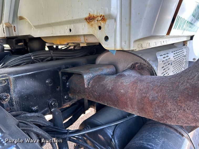 image for item DT6381 2003 International 7400 dump truck