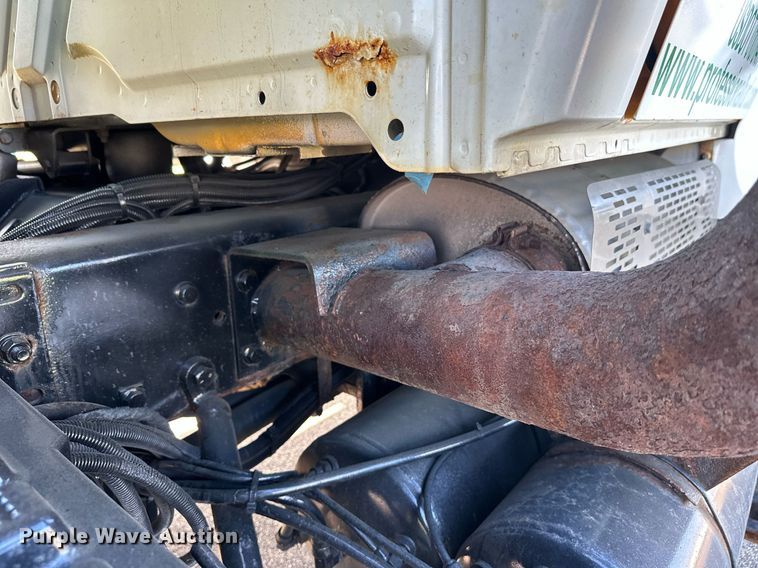 image for item DT6381 2003 International 7400 dump truck