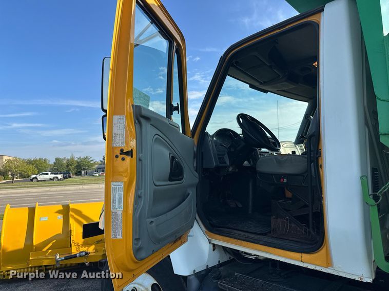 image for item DT6381 2003 International 7400 dump truck