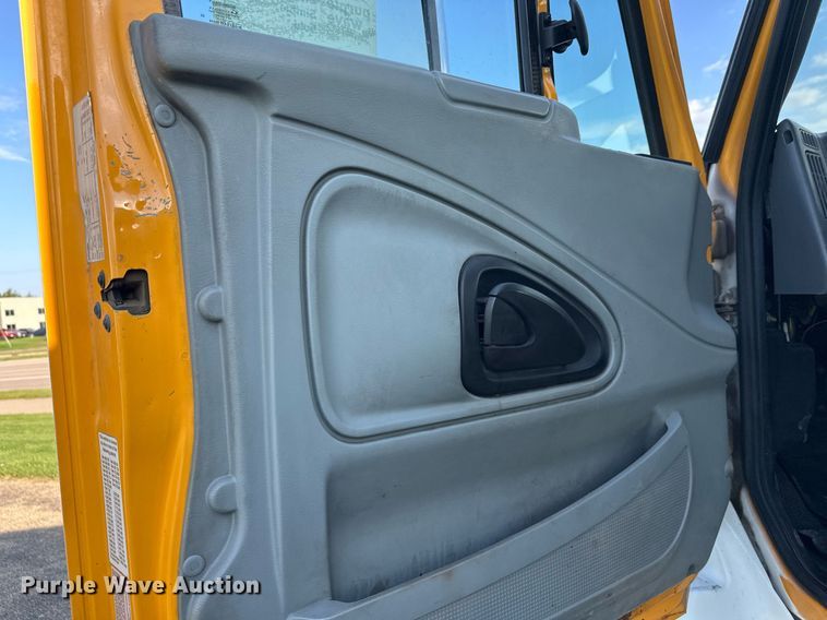 image for item DT6381 2003 International 7400 dump truck