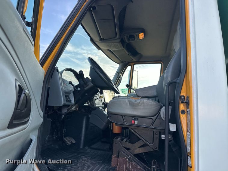 image for item DT6381 2003 International 7400 dump truck