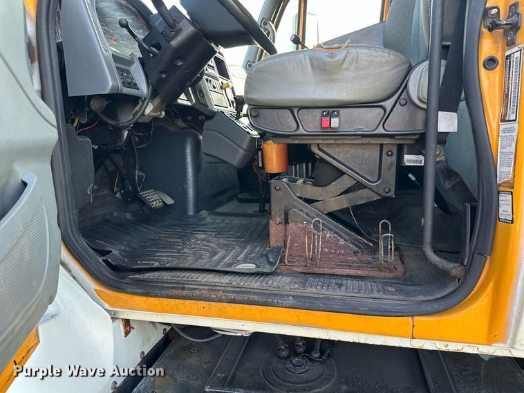 image for item DT6381 2003 International 7400 dump truck