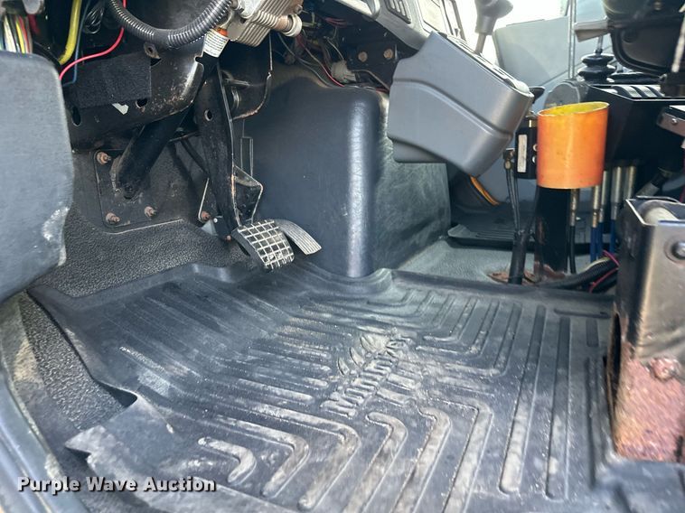 image for item DT6381 2003 International 7400 dump truck