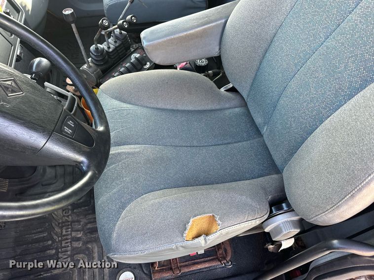 image for item DT6381 2003 International 7400 dump truck