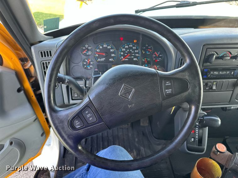 image for item DT6381 2003 International 7400 dump truck