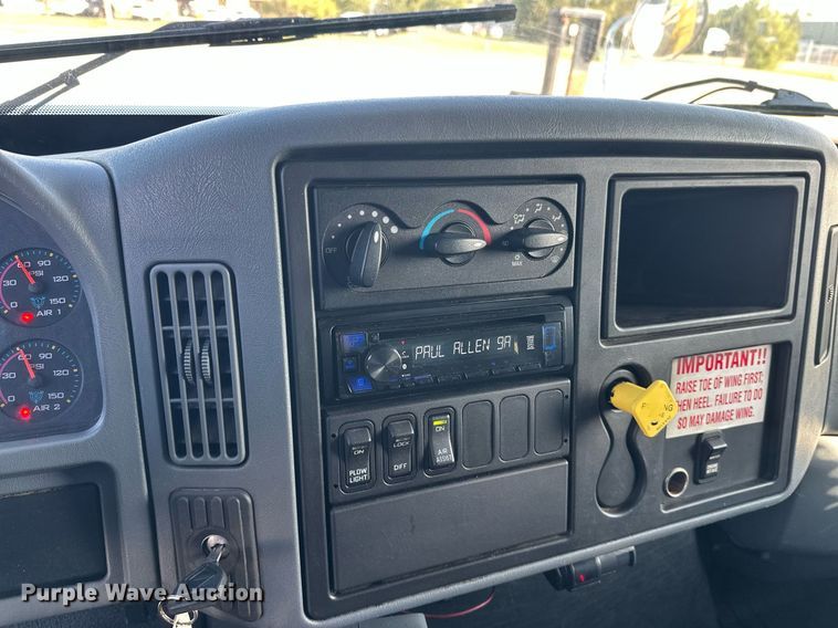 image for item DT6381 2003 International 7400 dump truck