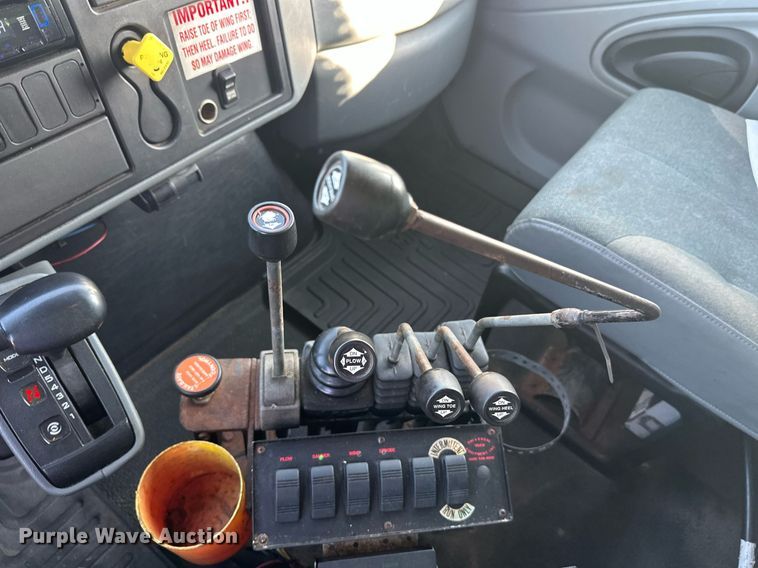 image for item DT6381 2003 International 7400 dump truck