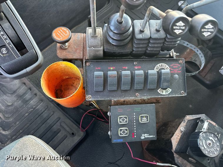 image for item DT6381 2003 International 7400 dump truck