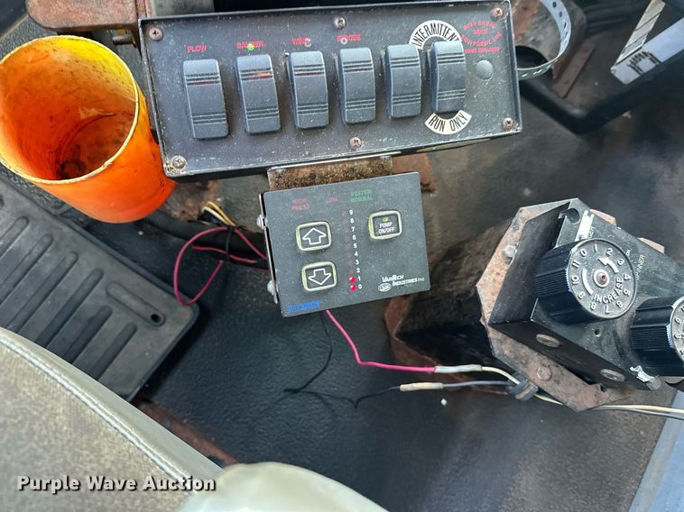 image for item DT6381 2003 International 7400 dump truck