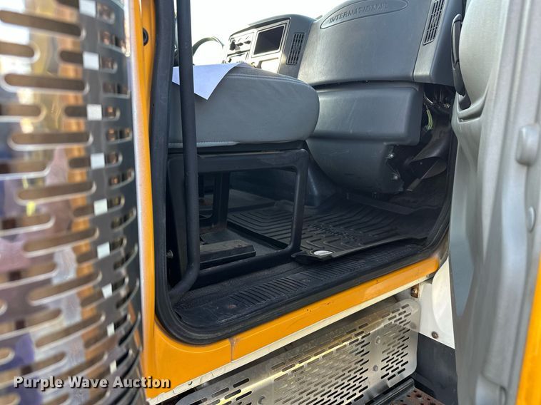 image for item DT6381 2003 International 7400 dump truck