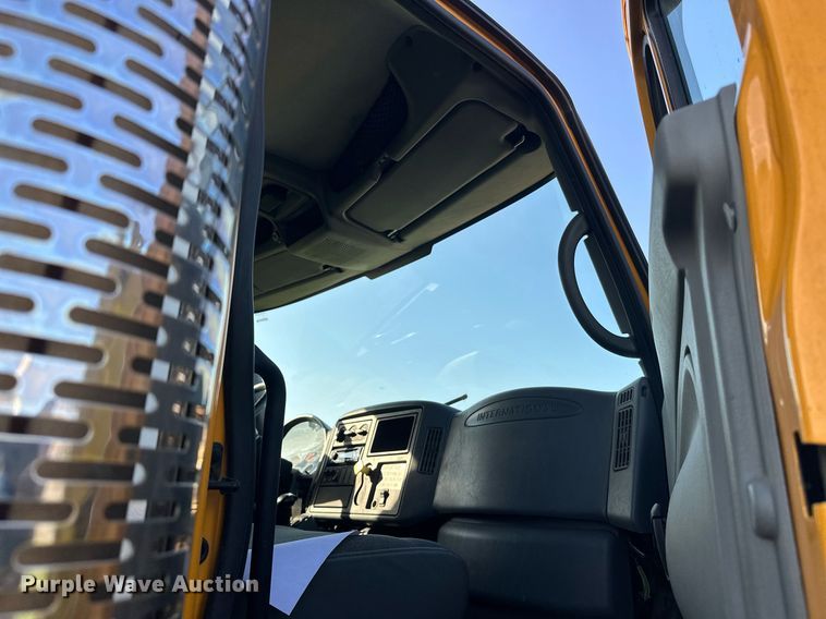 image for item DT6381 2003 International 7400 dump truck