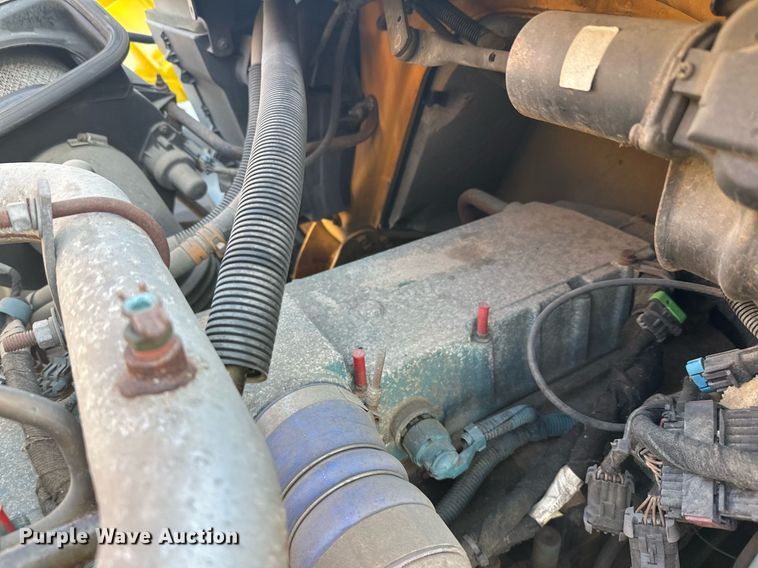 image for item DT6381 2003 International 7400 dump truck