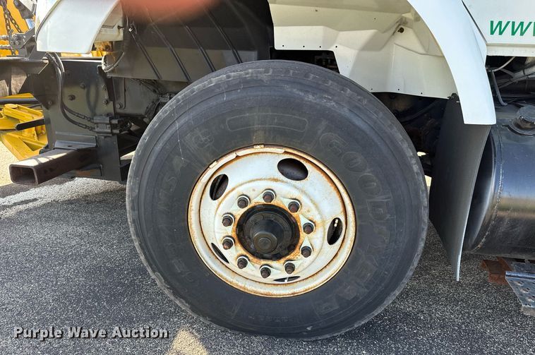 image for item DT6381 2003 International 7400 dump truck