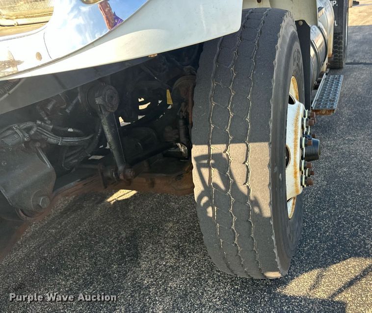 image for item DT6381 2003 International 7400 dump truck