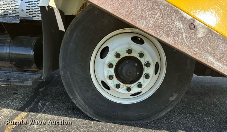 image for item DT6381 2003 International 7400 dump truck