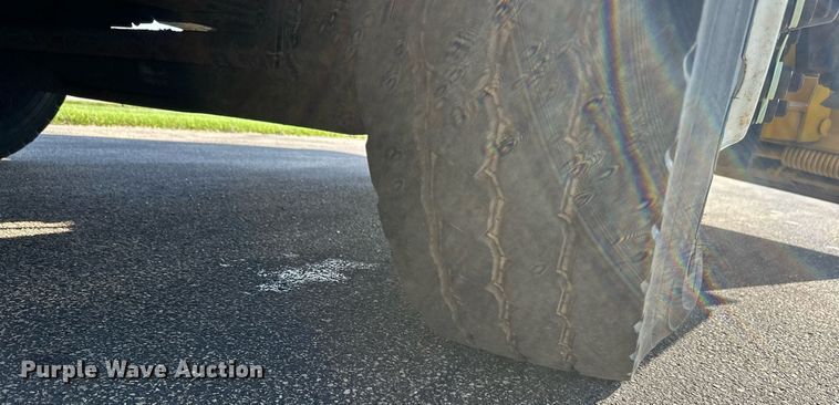 image for item DT6381 2003 International 7400 dump truck