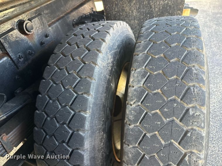 image for item DT6381 2003 International 7400 dump truck