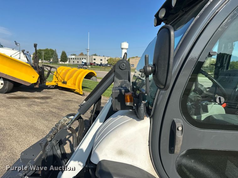 image for item DT6382 2016 Bobcat 5600 Toolcat utility vehicle