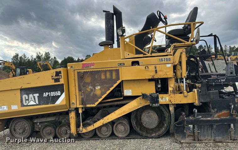 image for item DT6402 2010 Caterpillar AP-1055D paver
