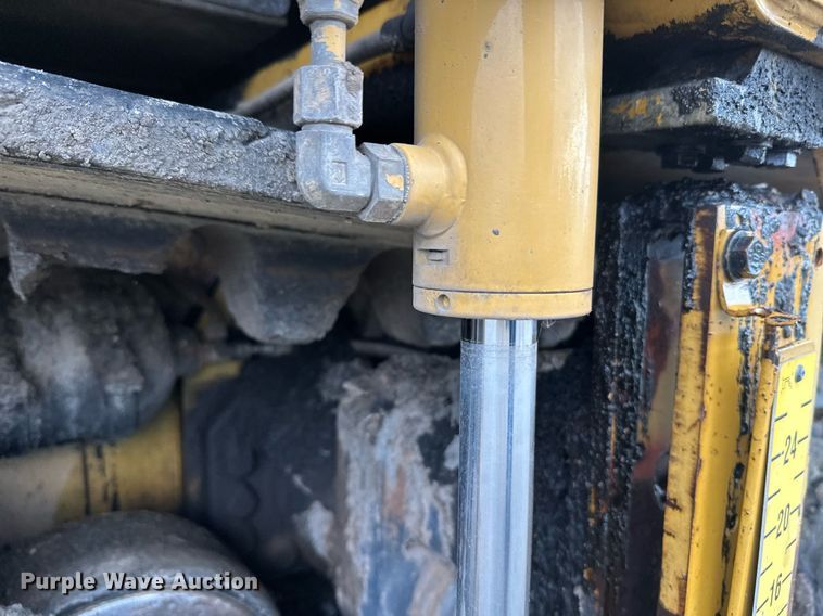 image for item DT6402 2010 Caterpillar AP-1055D paver