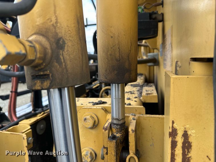 image for item DT6402 2010 Caterpillar AP-1055D paver