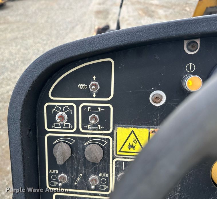 image for item DT6402 2010 Caterpillar AP-1055D paver