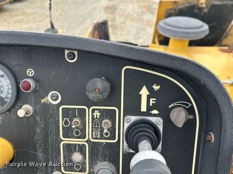 image for item DT6402 2010 Caterpillar AP-1055D paver