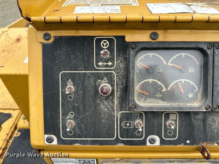 image for item DT6402 2010 Caterpillar AP-1055D paver