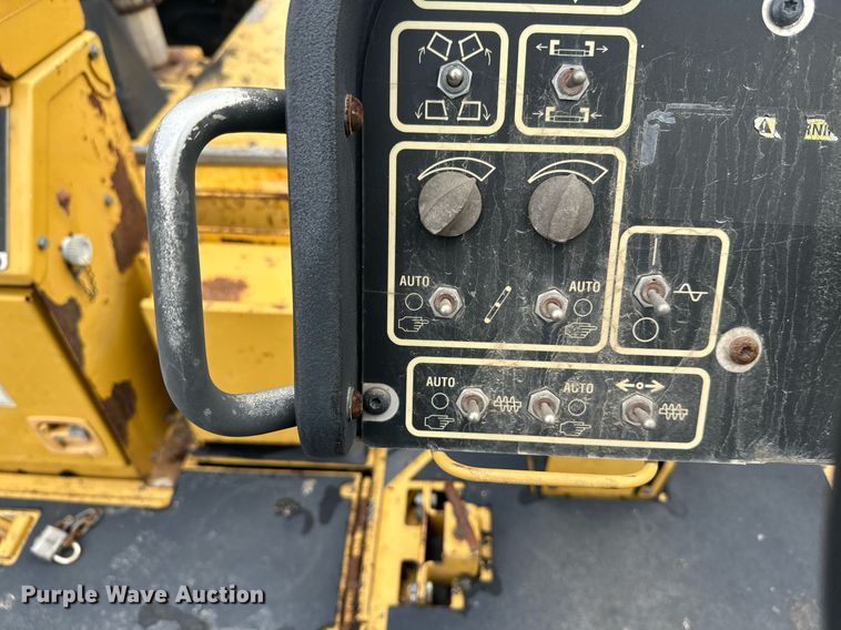 image for item DT6402 2010 Caterpillar AP-1055D paver