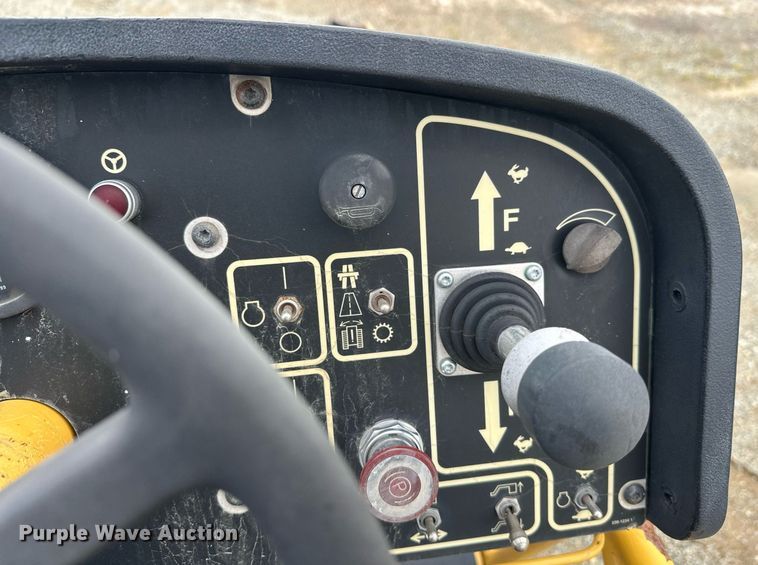 image for item DT6402 2010 Caterpillar AP-1055D paver