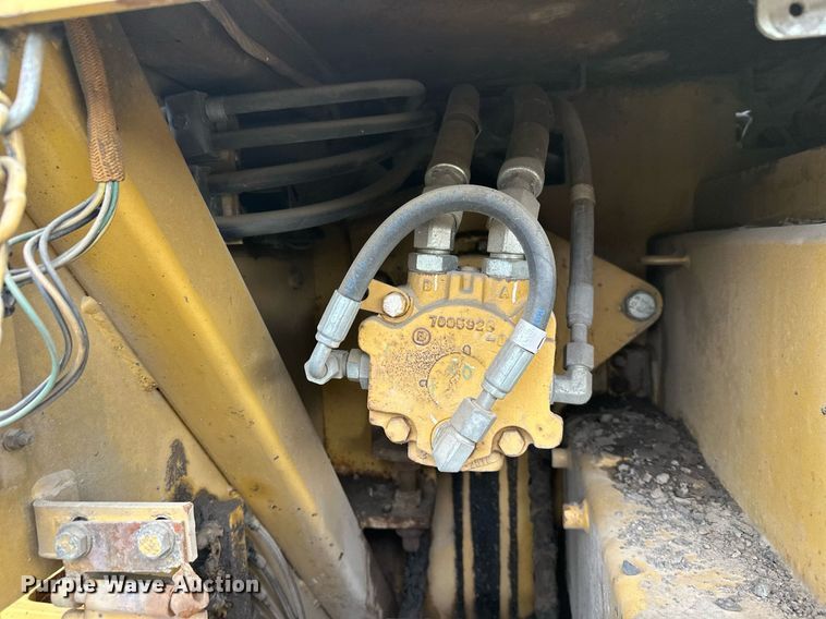 image for item DT6402 2010 Caterpillar AP-1055D paver