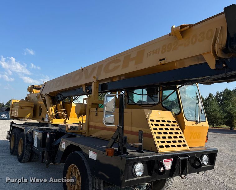 image for item DU1319 1987 Grove 6428G crane