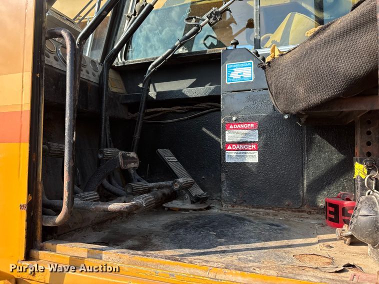 image for item DU1319 1987 Grove 6428G crane
