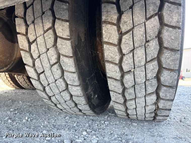 image for item DU1319 1987 Grove 6428G crane