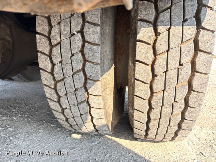 image for item DU1319 1987 Grove 6428G crane