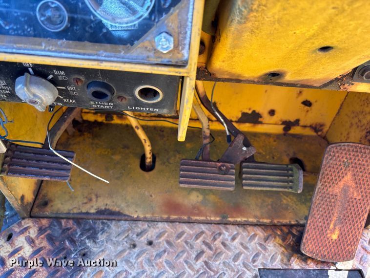 image for item DU1345 International Harvester 3500 landscape tractor