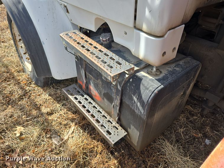 image for item DW3154 2000 Sterling L9500 grapple truck