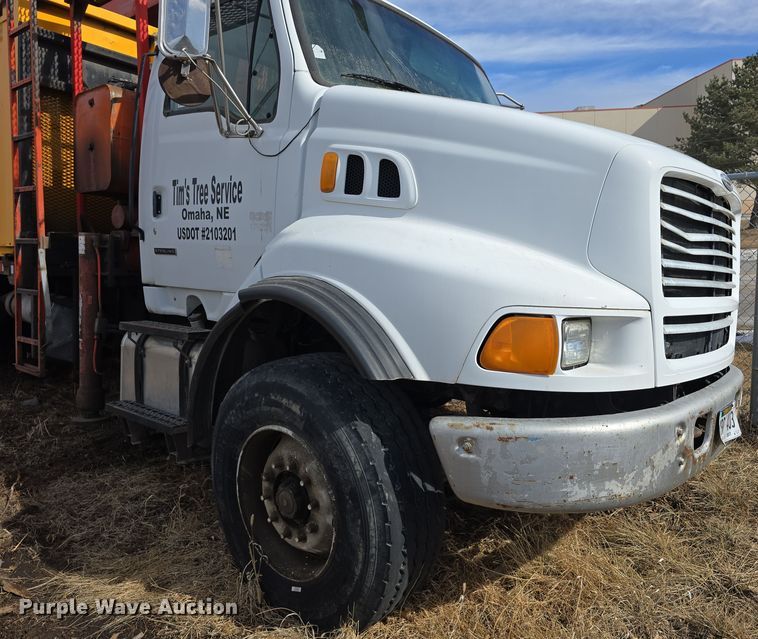 image for item DW3154 2000 Sterling L9500 grapple truck