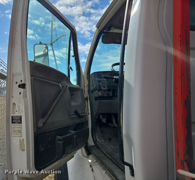 image for item DW3154 2000 Sterling L9500 grapple truck