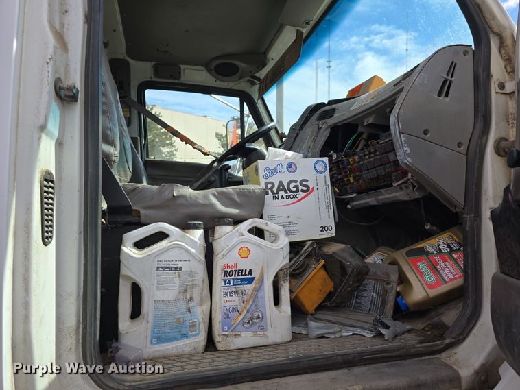 image for item DW3154 2000 Sterling L9500 grapple truck