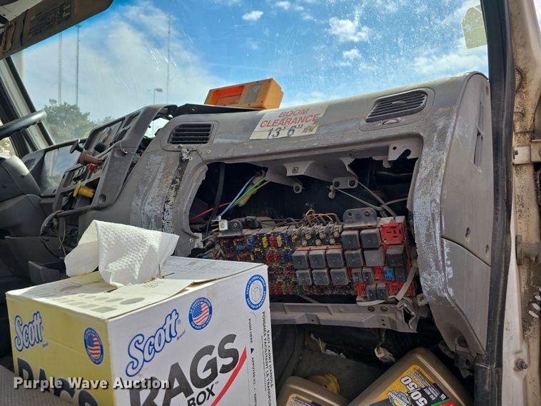 image for item DW3154 2000 Sterling L9500 grapple truck