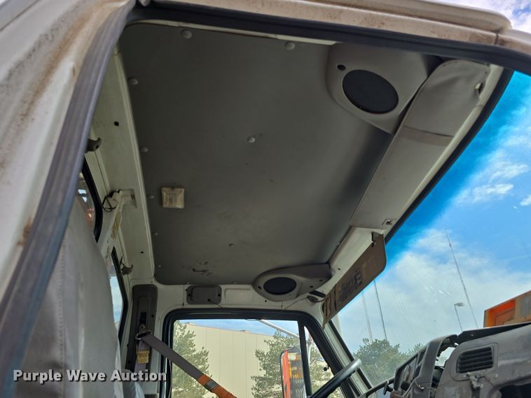 image for item DW3154 2000 Sterling L9500 grapple truck